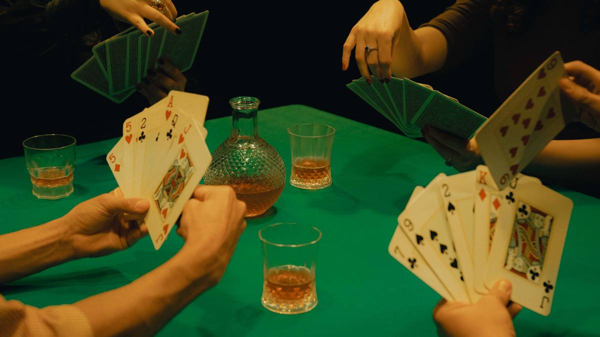 A primeira récita, 'Uma Rodada de Bridge', dura aproximadamente 10 minutos, o tempo de uma rodada de jogo, e possui um elenco de quatro solistas. Foto: Íris Zanetti/Divulgação