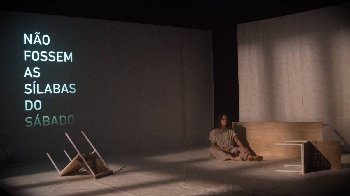 Com direção de Joana Dória, dramaturgia de Liana Ferraz e elenco formado por Carol Vidotti e Fábia Mirassos, a ideia de transportar a obra literária para os palcos surgiu de um encontro casual entre Vidotti e a autora Mariana Salomão Carrara na plateia de um outro espetáculo, em junho de 2023. Foto: Tomás Franco/Divulgação