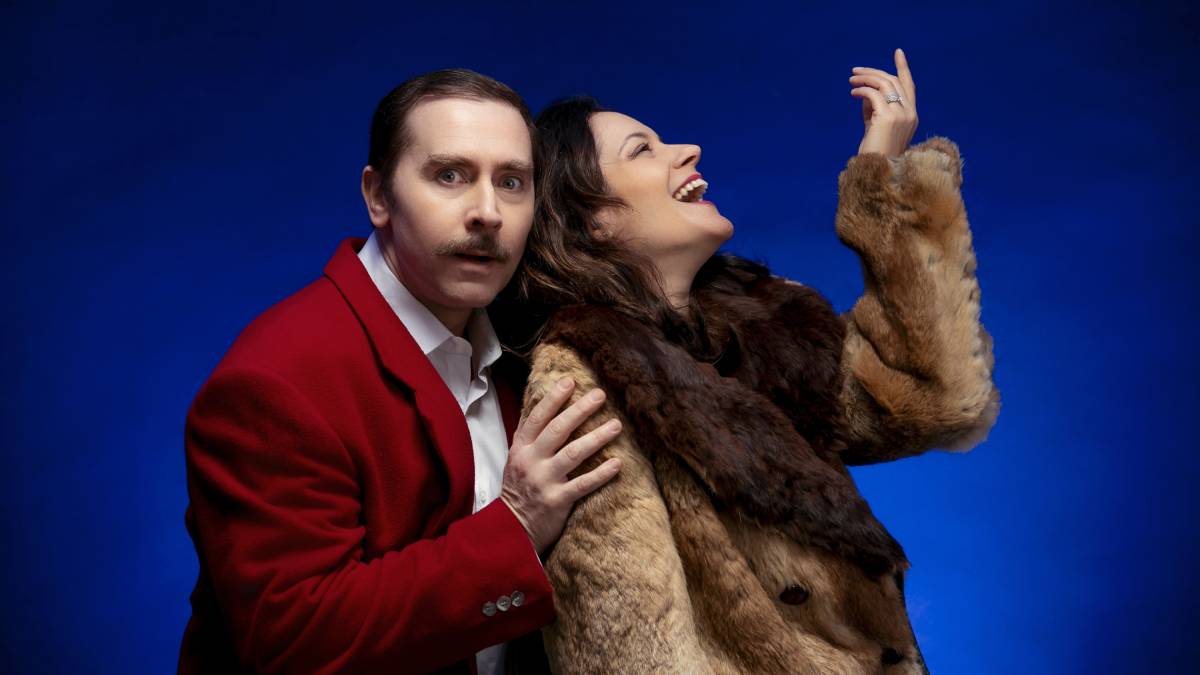 'Tennessee Williams Deve Morrer' acompanha dois irmãos e artistas de teatro, Rose e Tom, interpretados por Vivian Bertocco e Luciano Schwab, que, enquanto se preparam para entrar em cena, recebem a crítica do espetáculo que estão prestes a apresentar. Foto: Helton Nóbrega/Divulgação