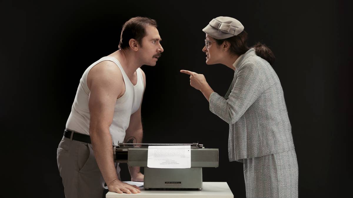 Frente à dureza da análise do crítico, Tom, que além de ator também é dramaturgo, resolve reescrever a peça como uma resposta à exclusão artística e à intolerância às novas ideias de construção teatral. Ele pretende, com seu novo texto, sublinhar a atitude conservadora e homofóbica da crítica de então. Foto: Helton Nóbrega/Divulgação