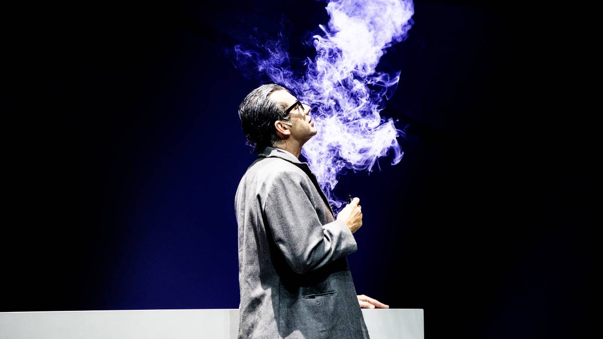 Para somar forças, o comandante se submete a um processo comandado pelo cientista (Gustavo Machado). Foto: Priscila Prade/Divulgação