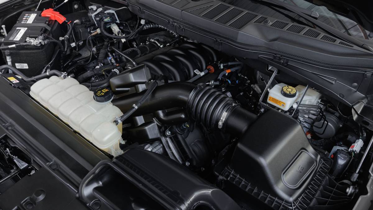 Não houve mudanças no 'powertrain' que é o mesmo do cupê 'Mustang'. O motor 'Coyote 5,0 litros V8' a gasolina, com 405 cavalos e torque de 56,7 kgfm, é sempre associado a uma transmissão automática de 10 marchas com opção de trocas manuais. Segundo a Ford, a F-150 acelera de zero a 100 km/h em 7,1 segundos. Foto: Divulgação