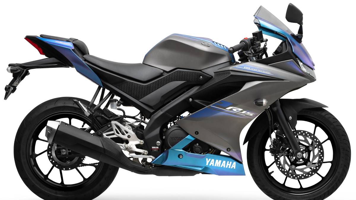 As cores metálicas 'Racing Blue' (azul) e 'Midnight Black' (preto) continuam disponíveis para o modelo, também com novos grafismos. Foto: Divulgação