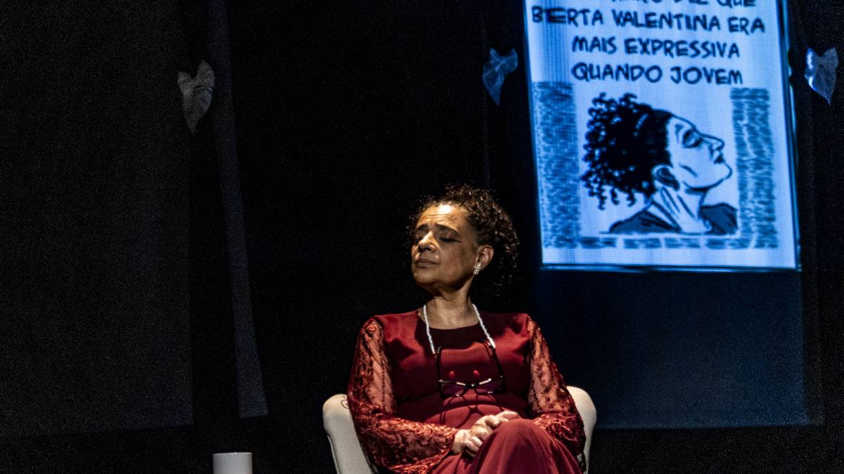 O enredo conta as angústias de uma atriz veterana, que, na milésima apresentação do mesmo espetáculo, na noite em que será premiada pelo conjunto de sua obra, esquece todo o texto e do que se trata a peça. Foto: FVFilmes/Divulgação