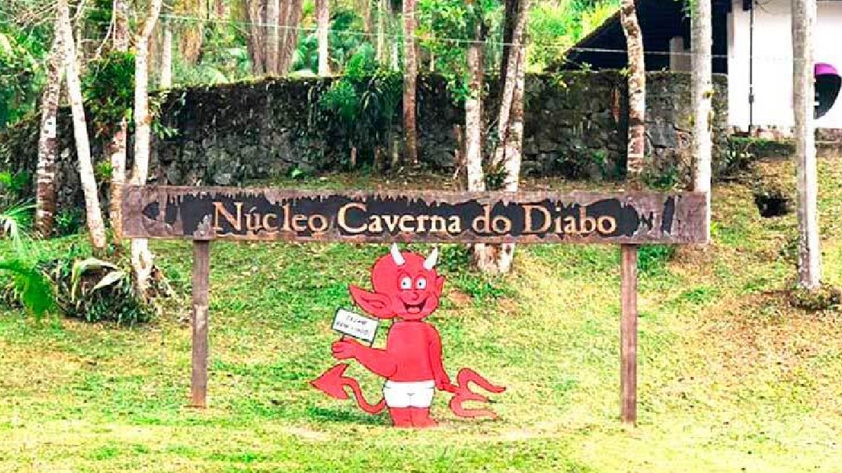 No princípio, com barulhos emitidos no interior do local, alguns acreditavam que a entrada da caverna era um portal para o inferno, pois pensavam que estes ruídos eram gemidos de almas castigadas e que as estalactites e estalagmites eram pessoas petrificadas por isso o motivo de ser chamada de "Caverna do Diabo" - (Divulgação)