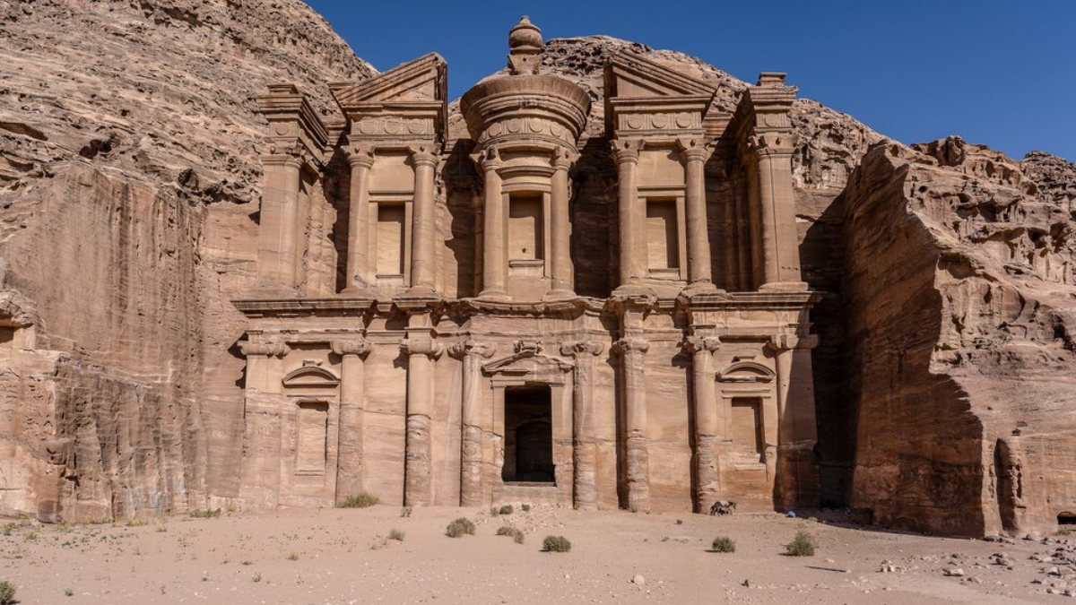 Esculpida nas montanhas avermelhadas da Jordânia, Petra é um verdadeiro tesouro arqueológico. Fundada por volta de 312 a.C., foi um importante centro comercial na Rota da Seda. Foto: Freepik