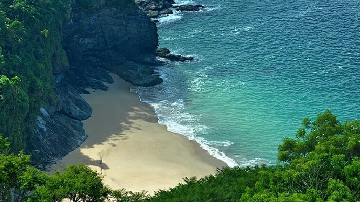 Como o nome já diz, na Praia Brava as ondas são fortes, atraindo principalmente os surfistas. Além da orla com vegetação da Mata Atlântica, existe também uma cachoeira, com queda de mais de dois metros, em que é possível tomar banho em águas cristalinas - (Divulgação)