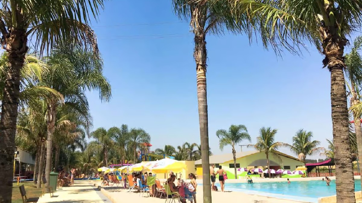 Em pleno interior de São Paulo, o Castelo Park Aquático tem sua própria praia, uma piscina de água salgada e climatizada a cerca de 30ºC, simulando a água natural do mar - (Divulgação)