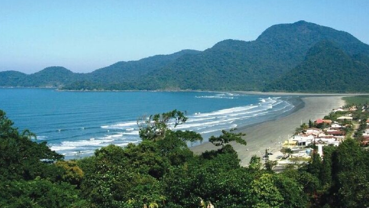 A praia do Arpoador em Peruíbe só pode ser acessada por trilhas guiadas ou por barco. A praia é praticamente deserta em boa parte do ano, podendo ser visitada para passar o dia - (Divulgação)