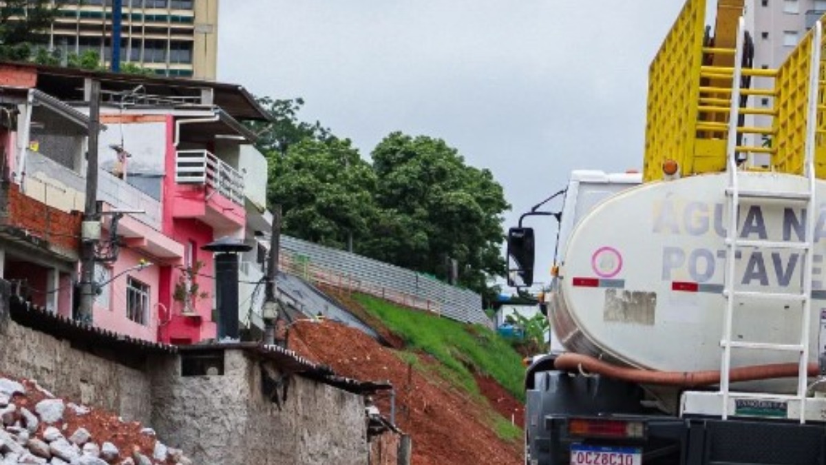 Construções foram iniciadas na última quarta-feira (6/11) /Foto: Reprodução/Redes sociais