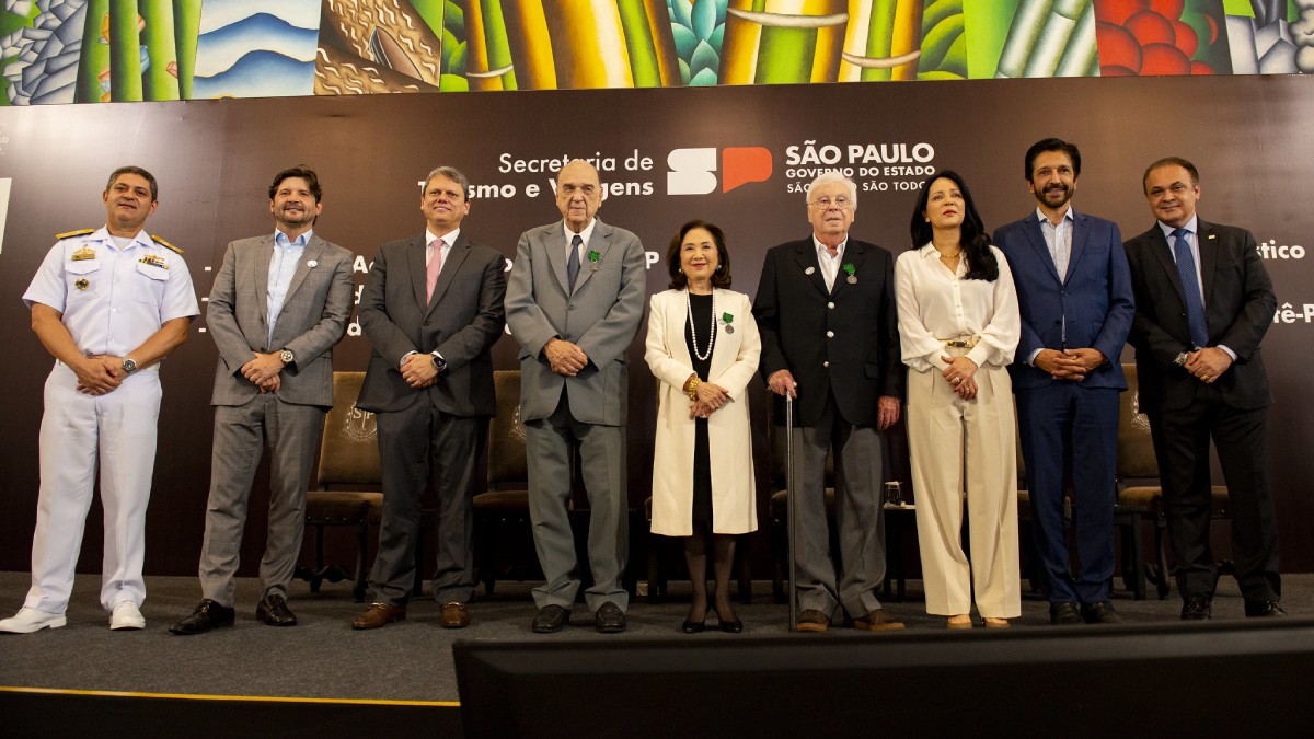 Cerimônia homenageou Chieko Aoki, presidente da rede Blue Tree Hotels, e Jarbas Favoretto, da Associação dos Municípios Turísticos, que receberam a Medalha do Mérito Turístico por suas contribuições ao turismo no Brasil. Foto: Divulgação/Governo de SP