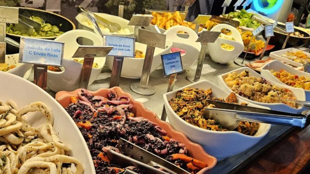 Na parte das saladas, as pessoas podem encontrar salpicão de camarão, salada de lula com ervas finas e mais /Foto: Divulgação/Ceagesp