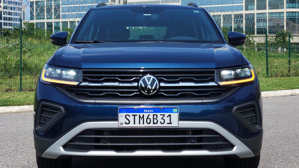 Na dianteira, o modelo trouxe novos para-choque e grade, e os faróis são interligados por uma barra cromada /Foto: Luiza Kreitlon/AutoMotrix