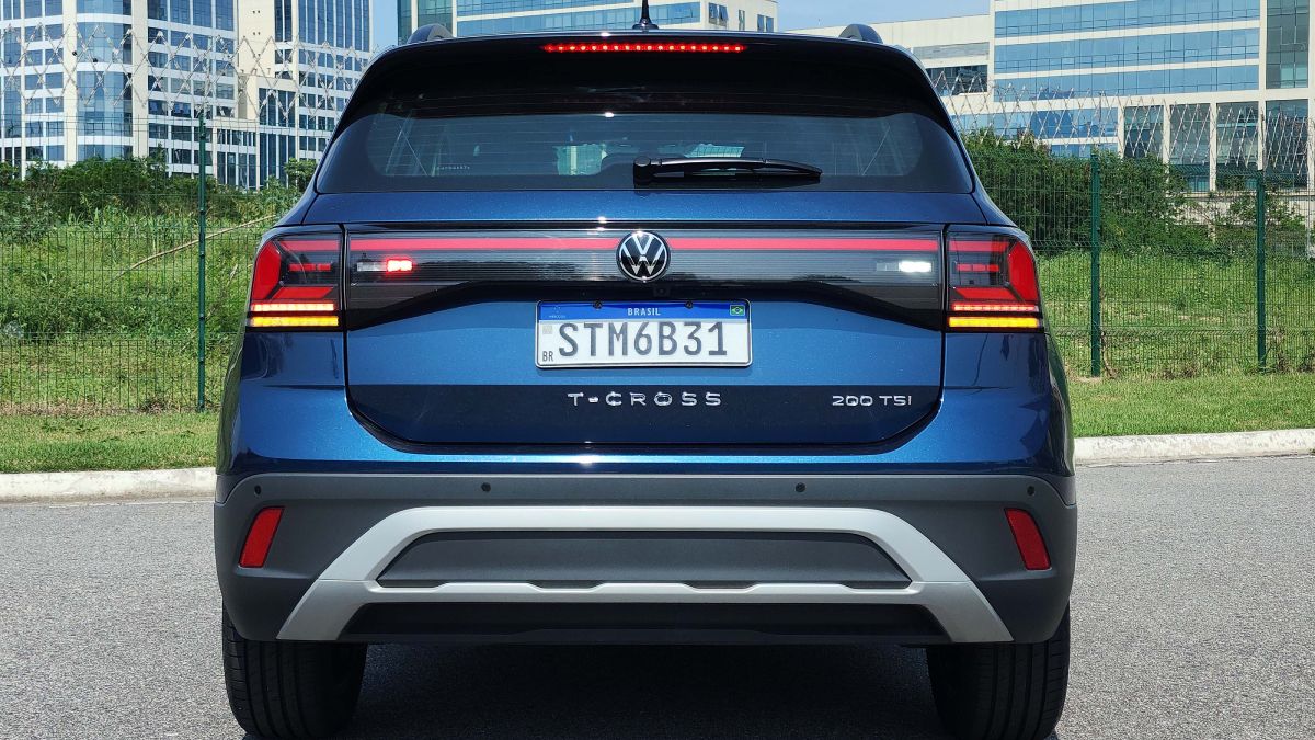 Atrás, as lanternas em leds são unidas por uma faixa iluminada e trazem luzes de posição também em leds mais grossas /Foto: Luiza Kreitlon/AutoMotrix
