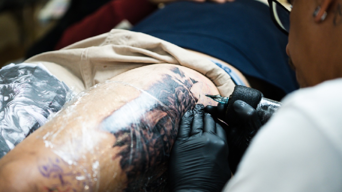 O evento receberá artistas internacionais como a Victoria Lee, especialista em realismo e conhecida como a melhor tatuadora do mundo. Divulgação Acelera.xyz