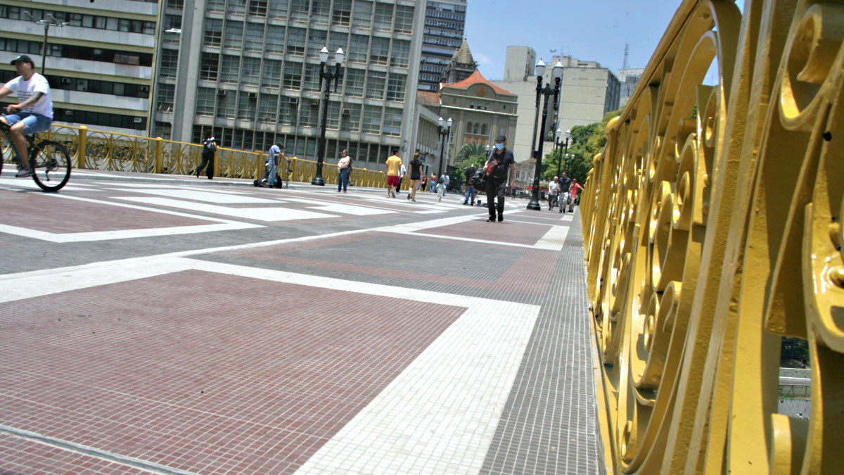 O tradicional piso do viaduto foi removido, mas trocado por outro que manteve a tradição histórica.