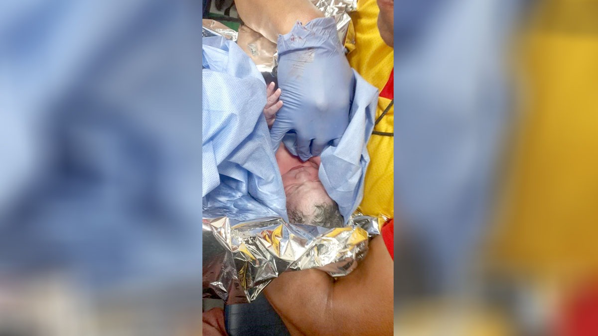 Um dos agentes verificou rapidamente que o bebê estava ainda ligado à mãe pelo cordão umbilical. Divulgação/Grupamento de Bombeiros Marítimo
