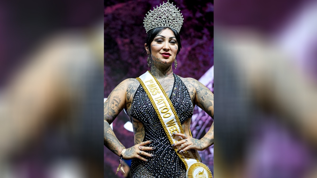 Aos 30 anos e com 90% do corpo tatuado, Bianca Rodrigues, de Curitiba, venceu como Miss Tatto Week. Crédito: Acelera. xyx