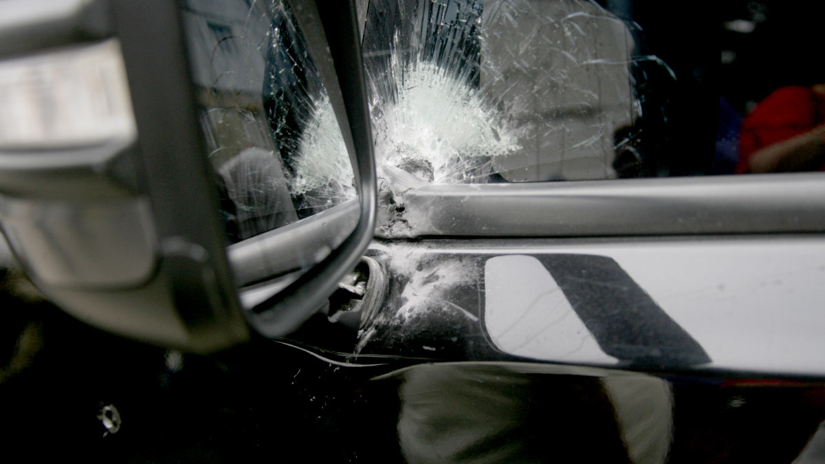 Um dos tiros de fuzil atingiu o vidro do motorista do veículo; carro do prefeito era blindado.