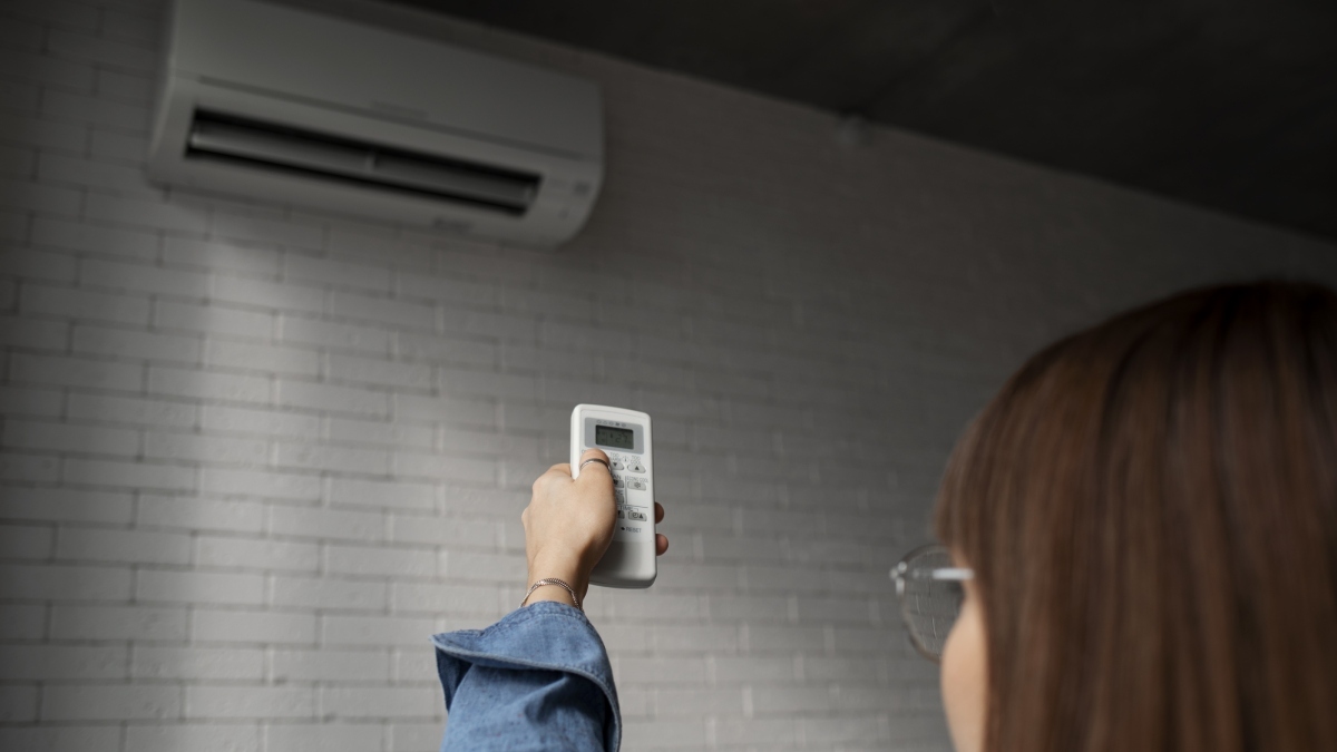Embora o ar-condicionado seja essencial em dias quentes, seu uso frequente pode ressecar ainda mais o ar. Uma alternativa é combinar o uso do ar-condicionado com um umidificador ou usar a função de ventilação dos aparelhos, que reduz a secura. Foto: Freepik