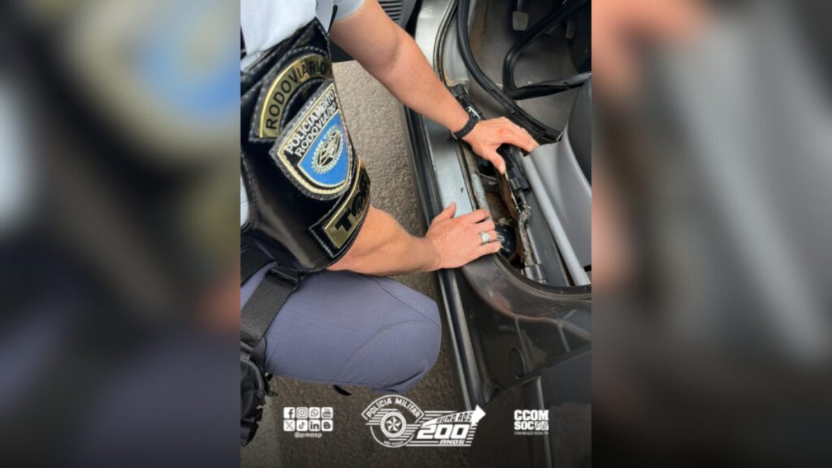 Armas foram localizadas durante abordagem a um veículo na rodovia Raposo Tavares. Divulgação/PMSP