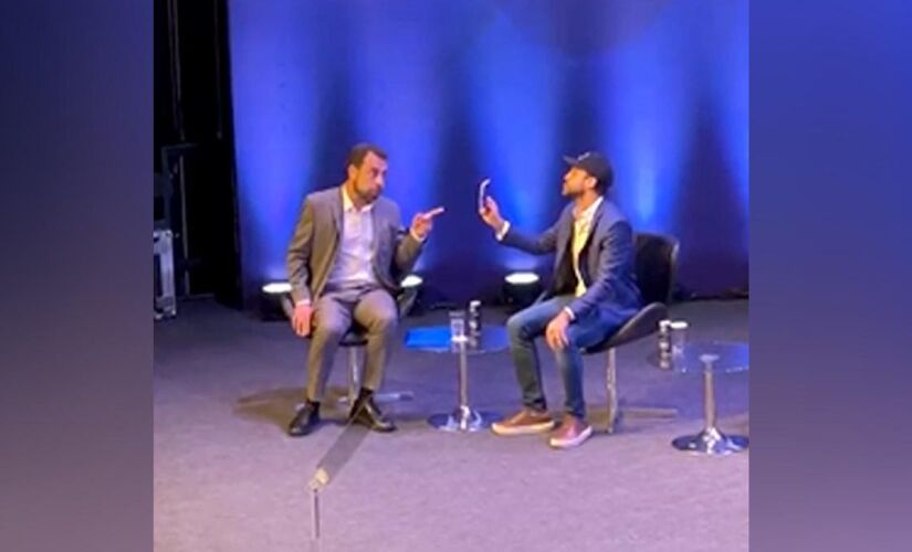 Marçal provoca Boulos ao mostrar uma carteira de trabalho durante debate na Faap. /Arquivo Pessoal/Maria Eduarda