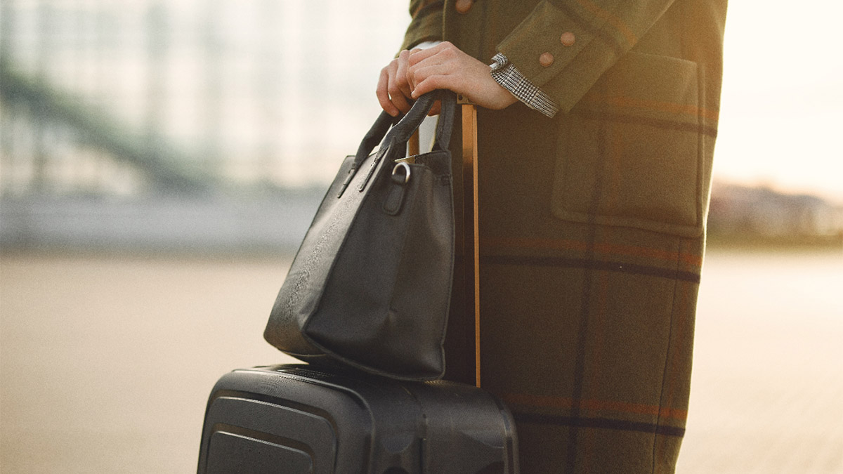 Além da bagagem de mão, em voos nacionais, a maior parte das companhias aéreas permite que o passageiro leve o que eles classificam como item pessoal, o que pode ser uma bolsa, mochila, entre outros - Foto: prostooleh/Freepik