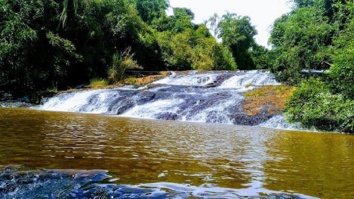 Outra atração emocionante para os corajosos é de se acomodar em uma boia e deslizar sobre as pedras da Cachoeira do Escorregador embalado pela água, semelhante a um tobogã. Nesta cachoeira, a sequência de pedras em desnível por onde a água corre é de cerca de 80 metros de extensão - (Juliane C. Tancredo Penatti/Google Reviews)