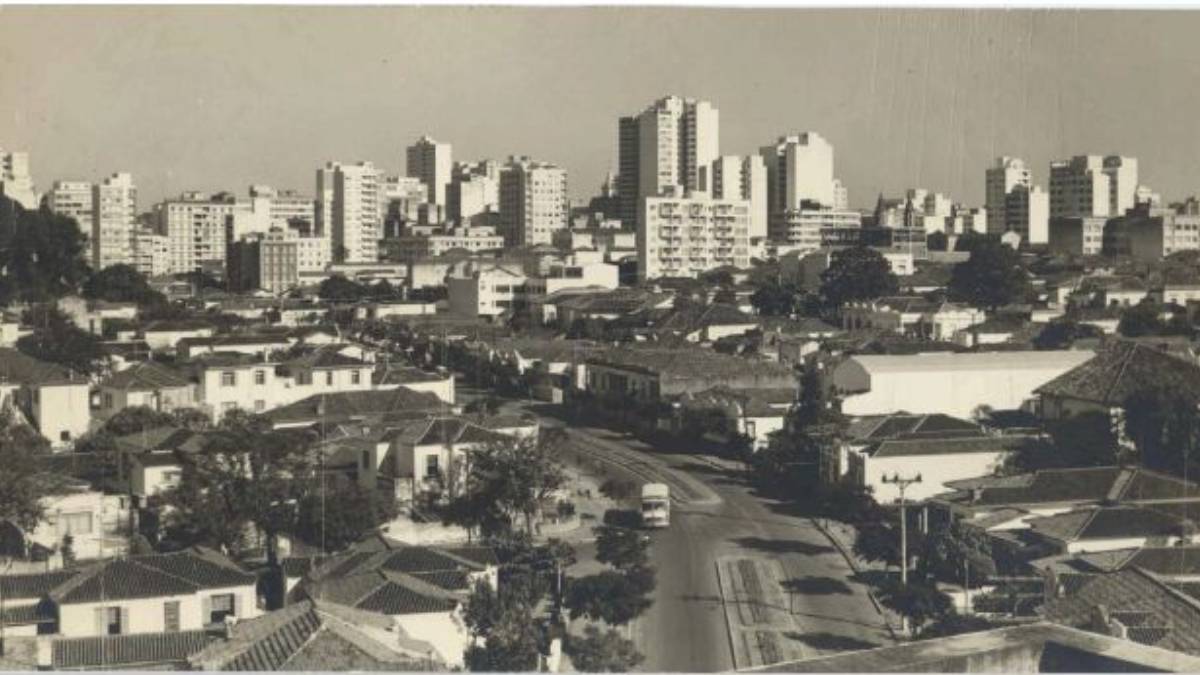 Vista parcial com destaque para a avenida Anchieta, entre 1960 e 1969. Já aparecem prédios. Foto: João Falchi Trinca/CMU