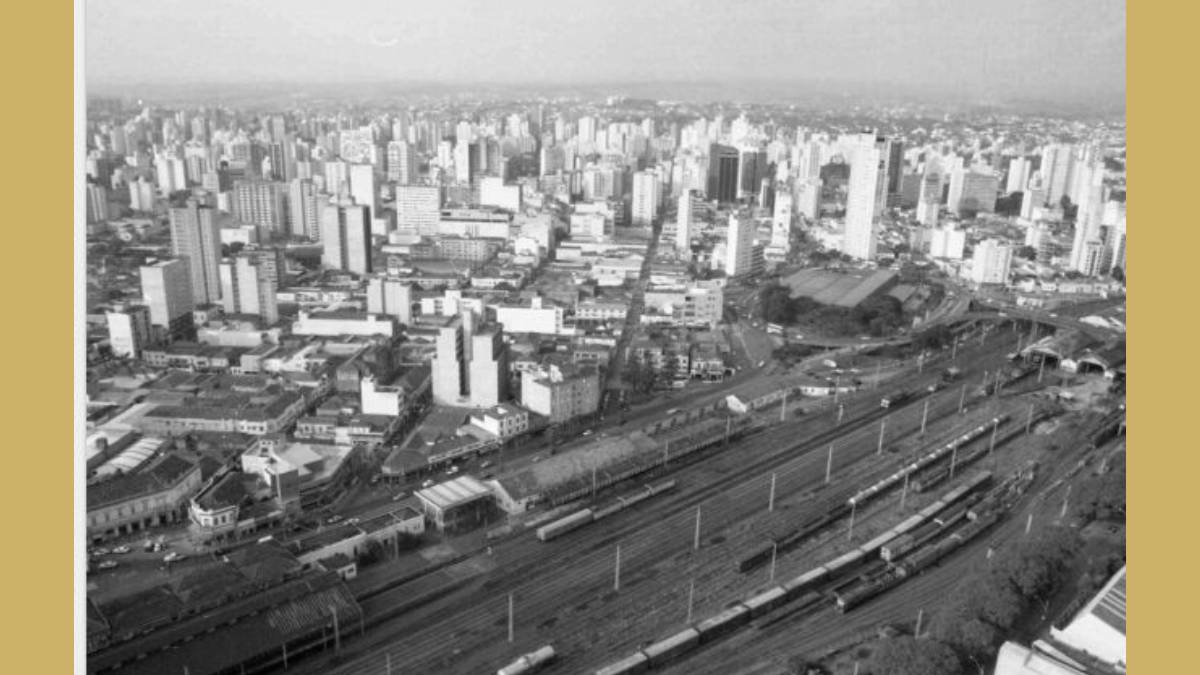 Foto de maio de 1992 da região central, quando a estação central ainda recebia transporte de passageiros por trens. Prédios dominavam a paisagem. Foto: Waldemar Padovani/CMU