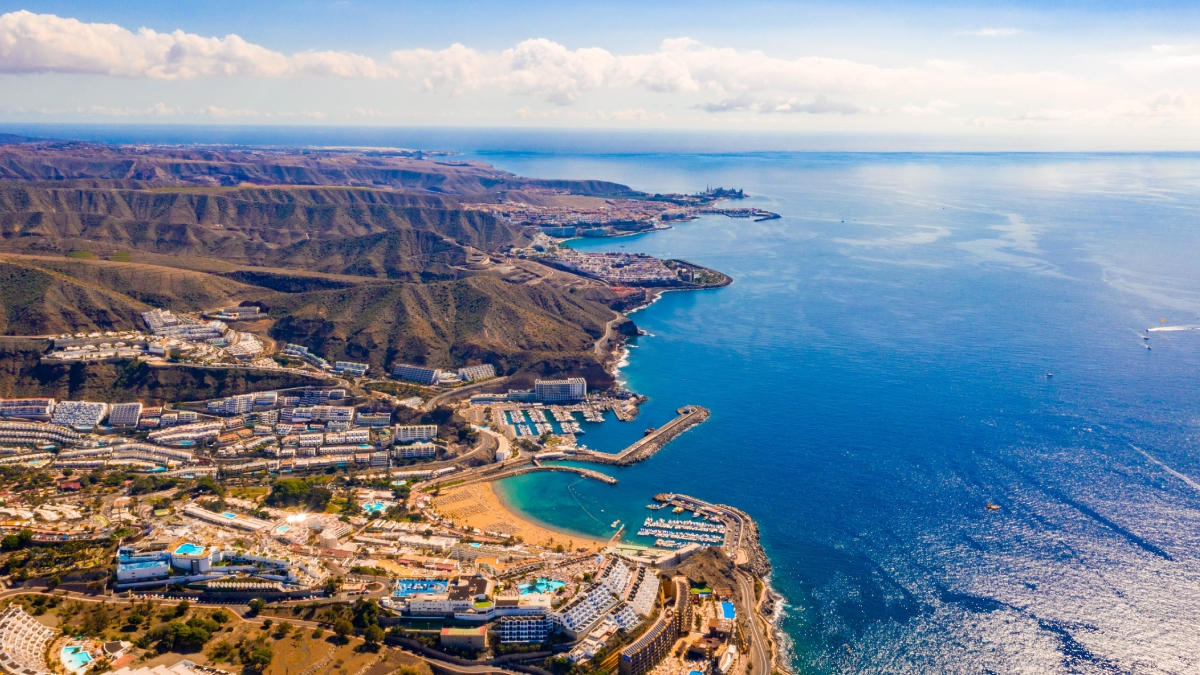 Com clima ameno o ano todo, as Ilhas Canárias, na Espanha, oferecem aventura e descanso. De praias douradas a picos cobertos de neve, como o Mount Teide em Tenerife, essas ilhas atraem exploradores e viajantes em busca de sol. Foto: Freepik