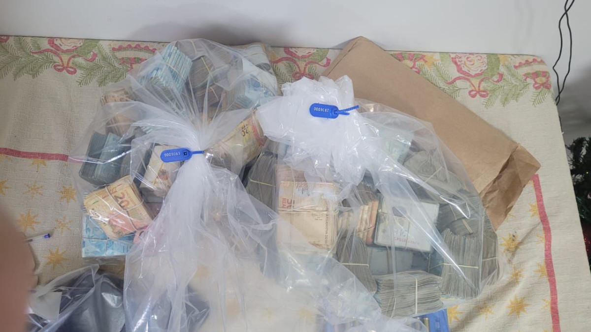 Mais de R$ 1,7 milhão foi apreendido, assim como um apartamento bloqueado judicialmente