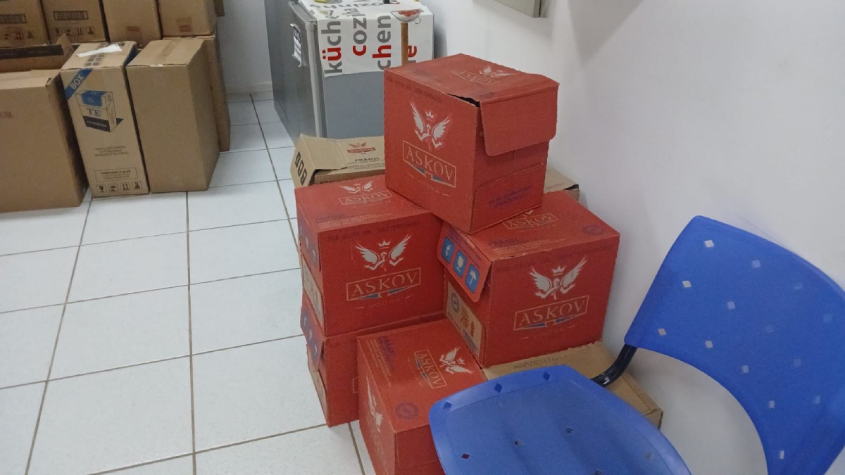 Autoridades também apreenderam caixas da bebida Askov