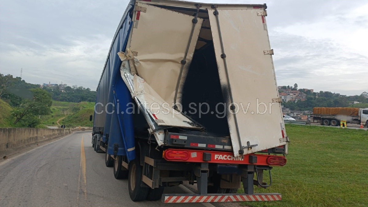 A carreta estava carregada com 20 toneladas de cerveja, e foi direcionada à Base da concessionária para realizar o boletim de ocorrência. Divulgação/Artesp
