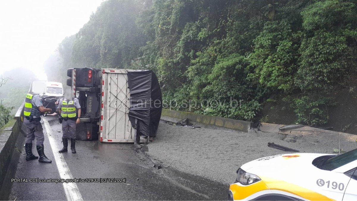 Carreta estava carregada de brita, que ficou espalhada pela pista. Divulgação/Artesp