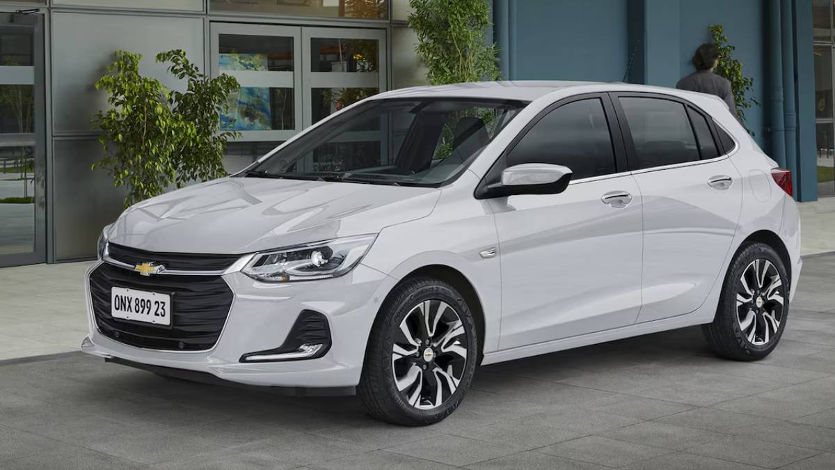 A versão hatch do Onix é o terceiro da lista, com bons números de consumo de combustível. Foto: Divulgação/GM