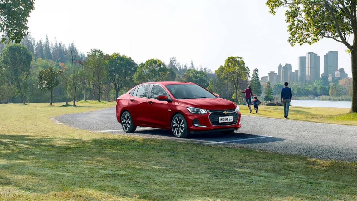 A segunda colocação é do Chevrolet Onix Plus. Ele, porém, é o que se sai melhor quando o consumo é com gasolina na estrada. Foto: Divulgação/GM