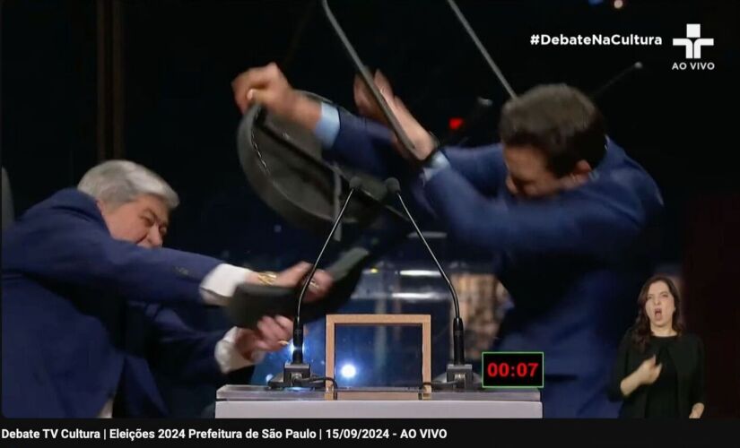 Datena agride Marçal com uma cadeirada no debate da TV Cultura./Reprodução