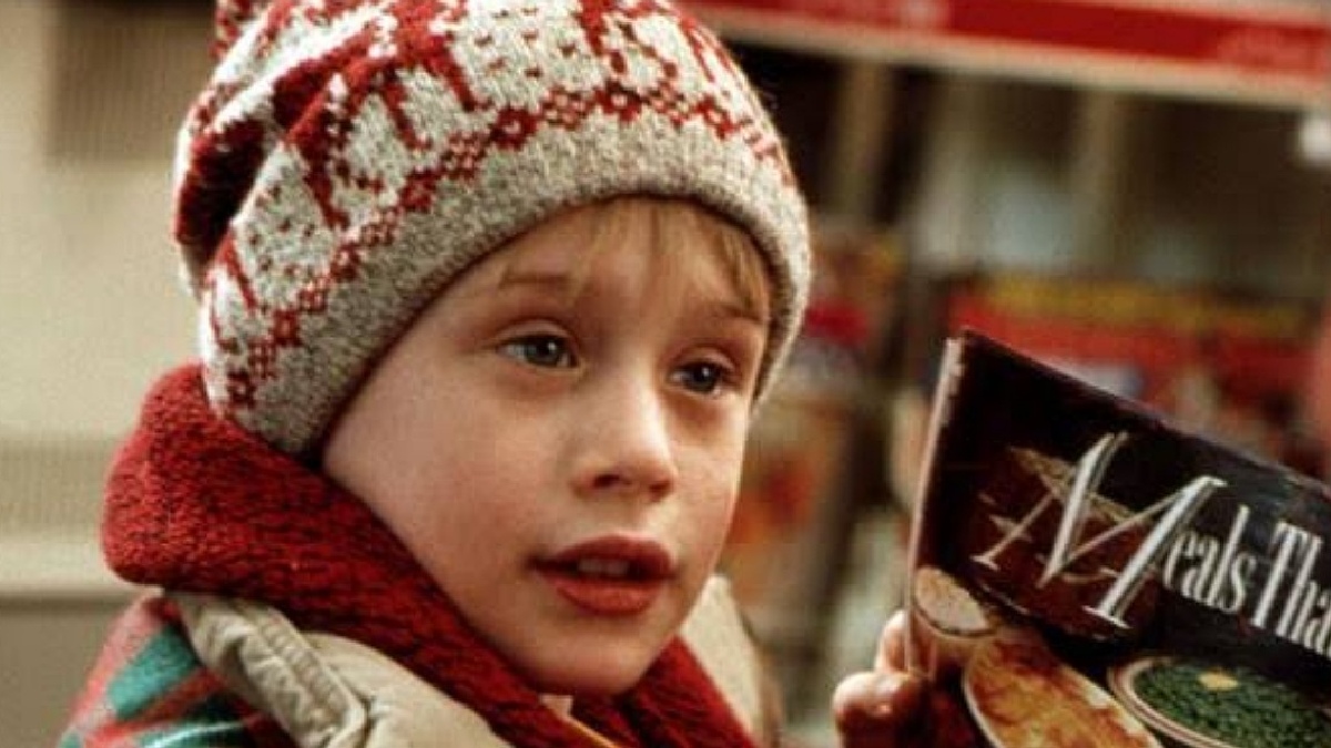 2. Esqueceram de Mim (1990): no filme, o pequeno Kevin, acaba esquecido pela família na hora de uma viagem na época do Natal. Sozinho em casa, o menino precisa usar a criatividade e proteger sua casa de um par de ladrões atrapalhados que tentam insistentemente conseguir invadir o local - (Reprodução)