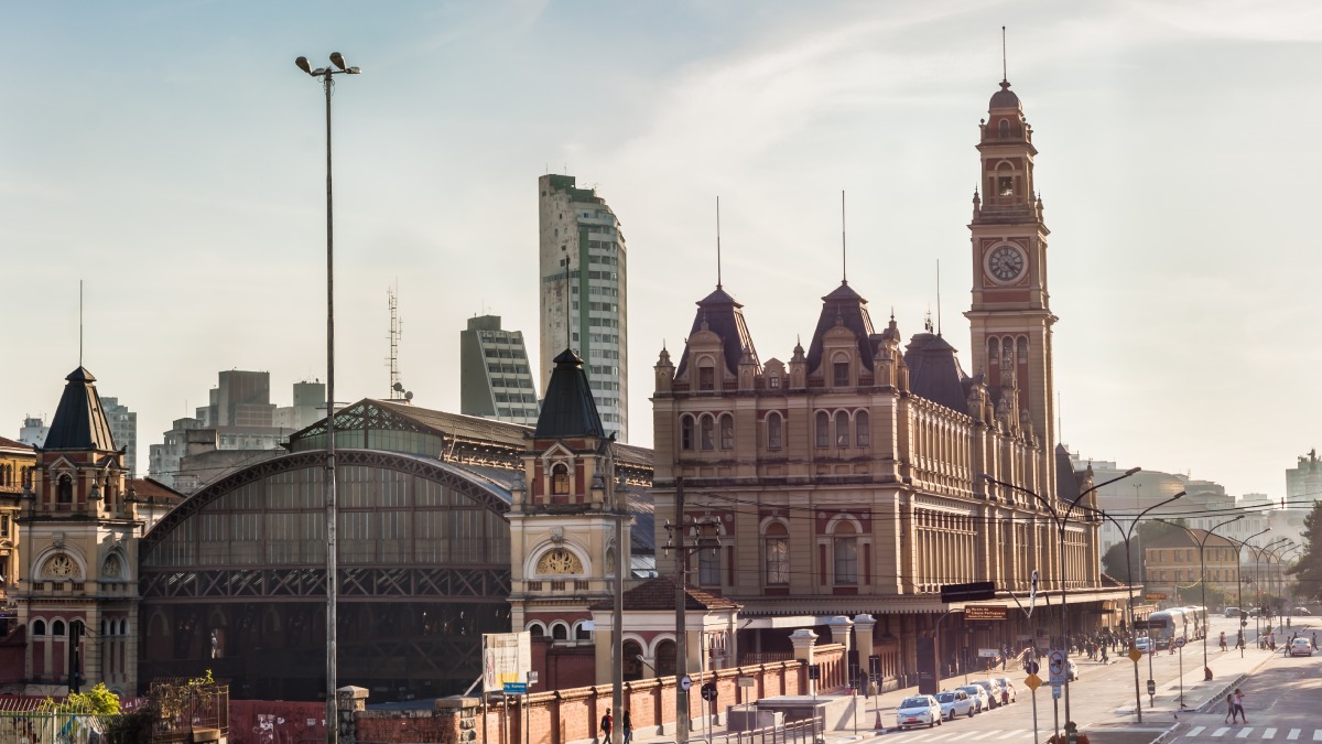 A Estação da Luz é uma das principais interseções de transporte público em São Paulo, conectando quatro linhas do sistema de transporte público. Foto: Wikimedia Commons