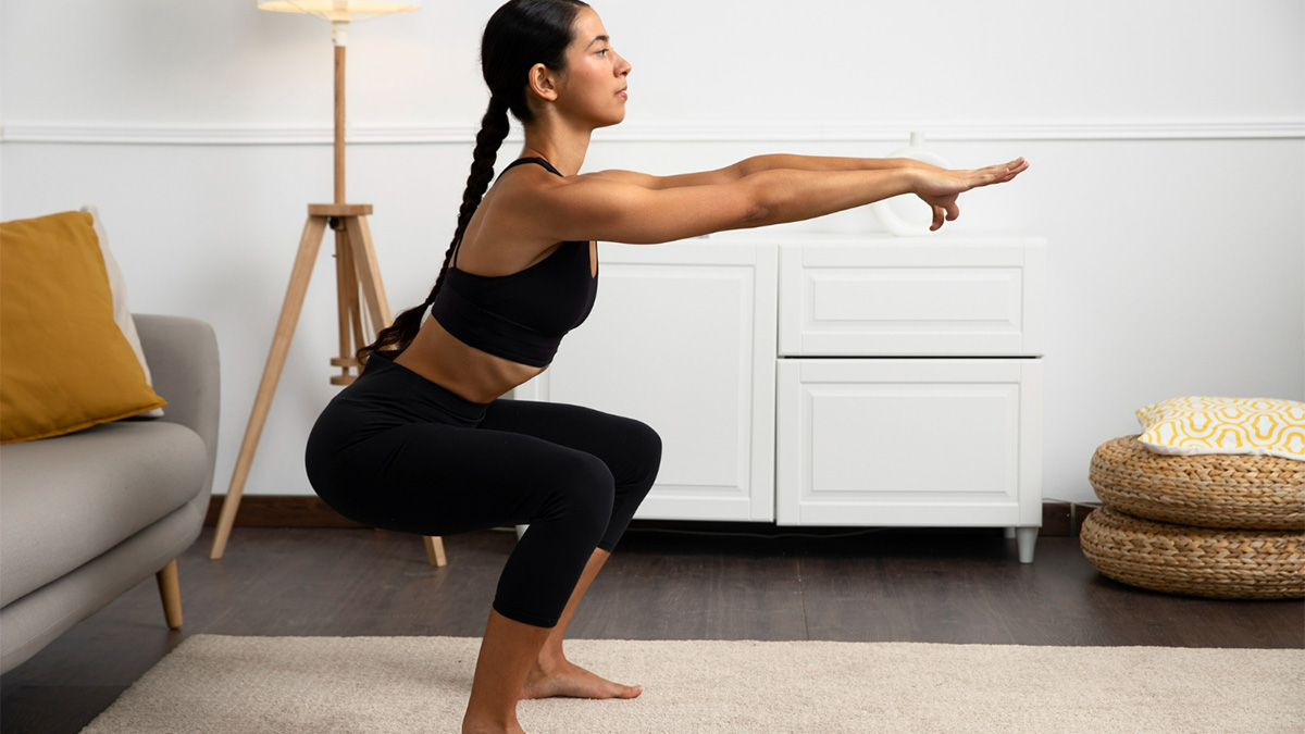 A prática regular de exercícios é uma das formas de evitar bumbum morto e outros problemas causados por ficar muito tempo sentado - Foto: Freepik