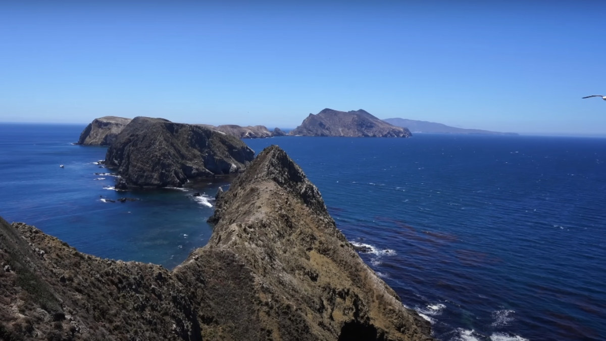Próximas à costa da Califórnia, as Ilhas do Canal, Estados Unidos, oferecem tranquilidade e história. Em Santa Catalina, a vila de Avalon encanta com sua baía serena e um hall de dança icônico da era das grandes bandas. Foto: Reprodução/Youtube