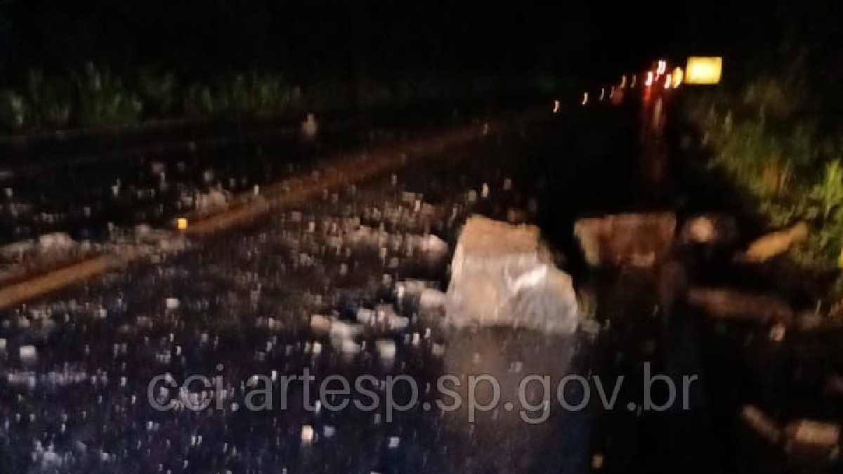Detritos ficaram espalhados na rodovia. Segundo a concessionária, a interdição e sinalização foi imediata. Divulgação/Artesp