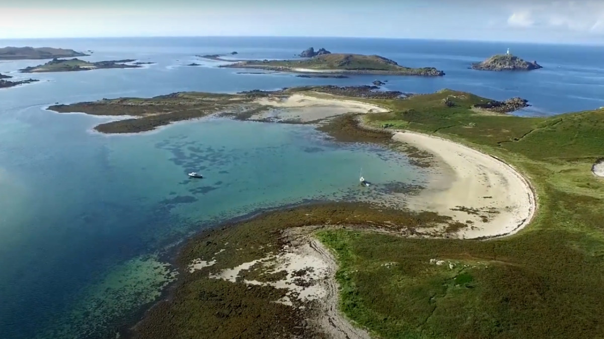 Próximas ao Land's End, as Ilhas de Scilly, Inglaterra, oferecem tranquilidade e vistas deslumbrantes. Conhecidas por sua indústria de flores de primavera, as Scilly são um refúgio de beleza natural, pertencente ao Ducado da Cornualha. Foto: Reprodução/Youtube