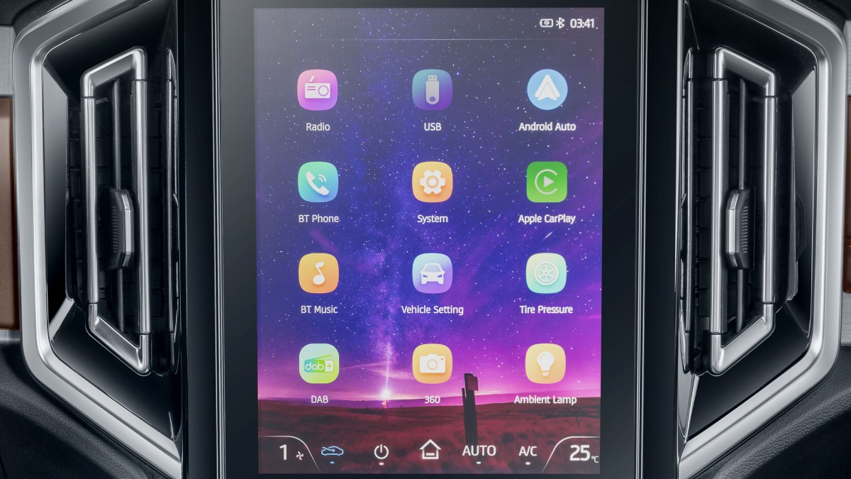 A central multimídia em formato de tablet tem 13 polegadas.