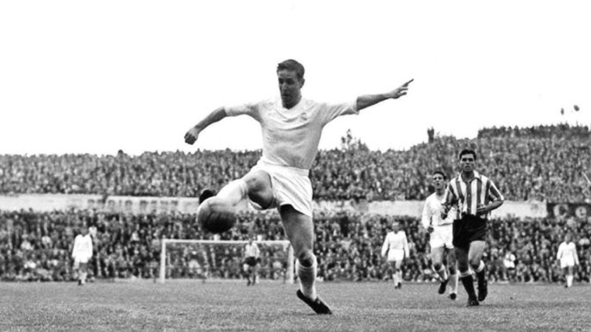 Raymond Kopa foi homenageado com o Troféu Kopa, entregue ao melhor jogador sub-21 do mundo /Foto: Reprodução/YouTube