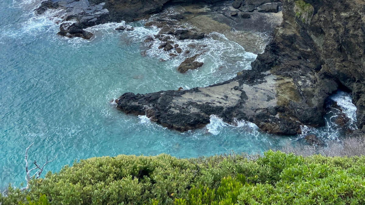 Acessível após uma longa jornada, a Ilha de Lord Howe, Austrália, recompensa seus visitantes com beleza sem igual. Essa ilha de coral ao sul do mundo combina tranquilidade com uma rica história colonial e vida marinha vibrante. Foto: Pexels