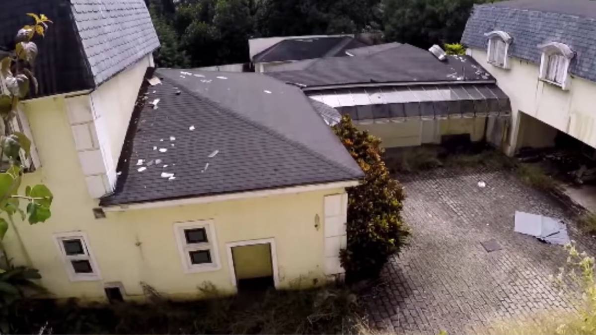 Um laudo pericial realizado em 2022 revelou as condições alarmantes do imóvel, que está situado em um terreno totalizando 1.987 metros quadrados. Fotos: Reprodução/Youtube