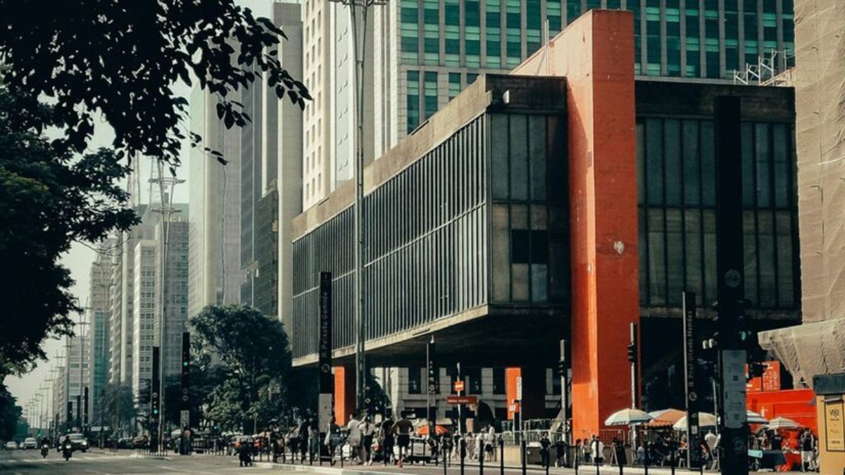 Localizado na Avenida Paulista, o MASP é uma visita que você não pode perder. Com uma coleção rica de obras de arte e arquitetura icônica, o museu oferece cadeiras para descanso e um ambiente tranquilo. Foto: Jailson Pereira/Pexels