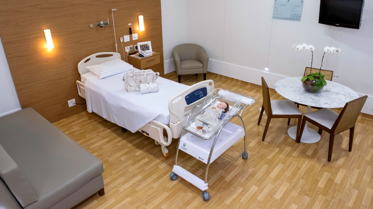 Além de ter serviços hospitalares direcionados à saúde da mulher, a maternidade conta com um Centro de Parto Normal, disponibilizando para a mulher tudo o que precisa no momento do parto. O tratamento humanizado é outro ponto ressaltado, com o recém-nascido ficando perto da mãe o máximo de tempo possível - (Reprodução/Hospital Santa Joana)